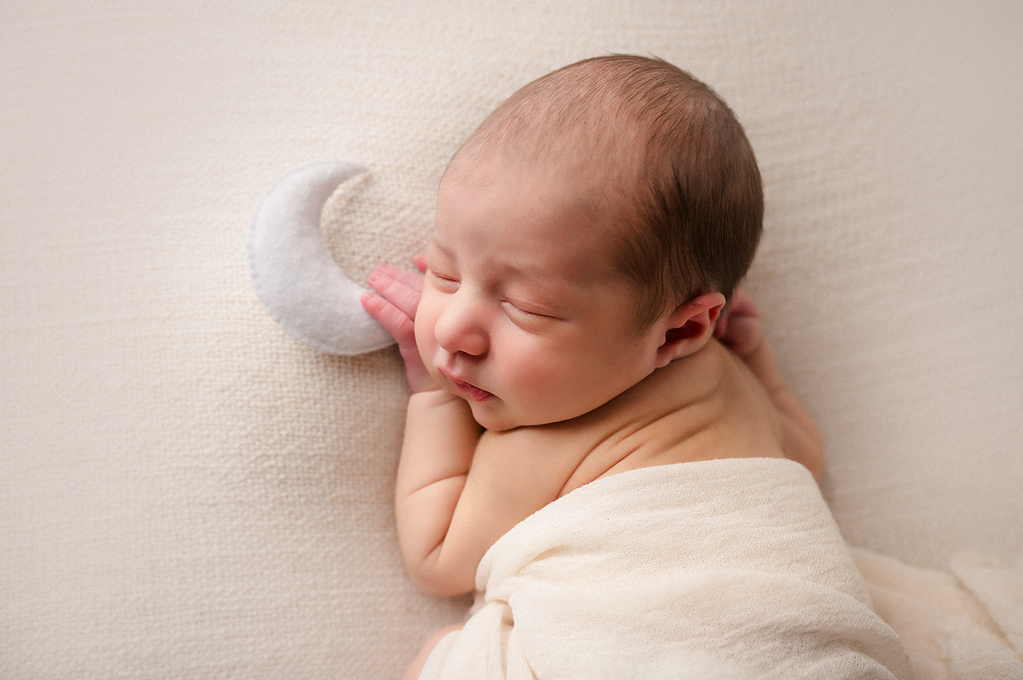 Bébé endormi dans un univers chaleureux