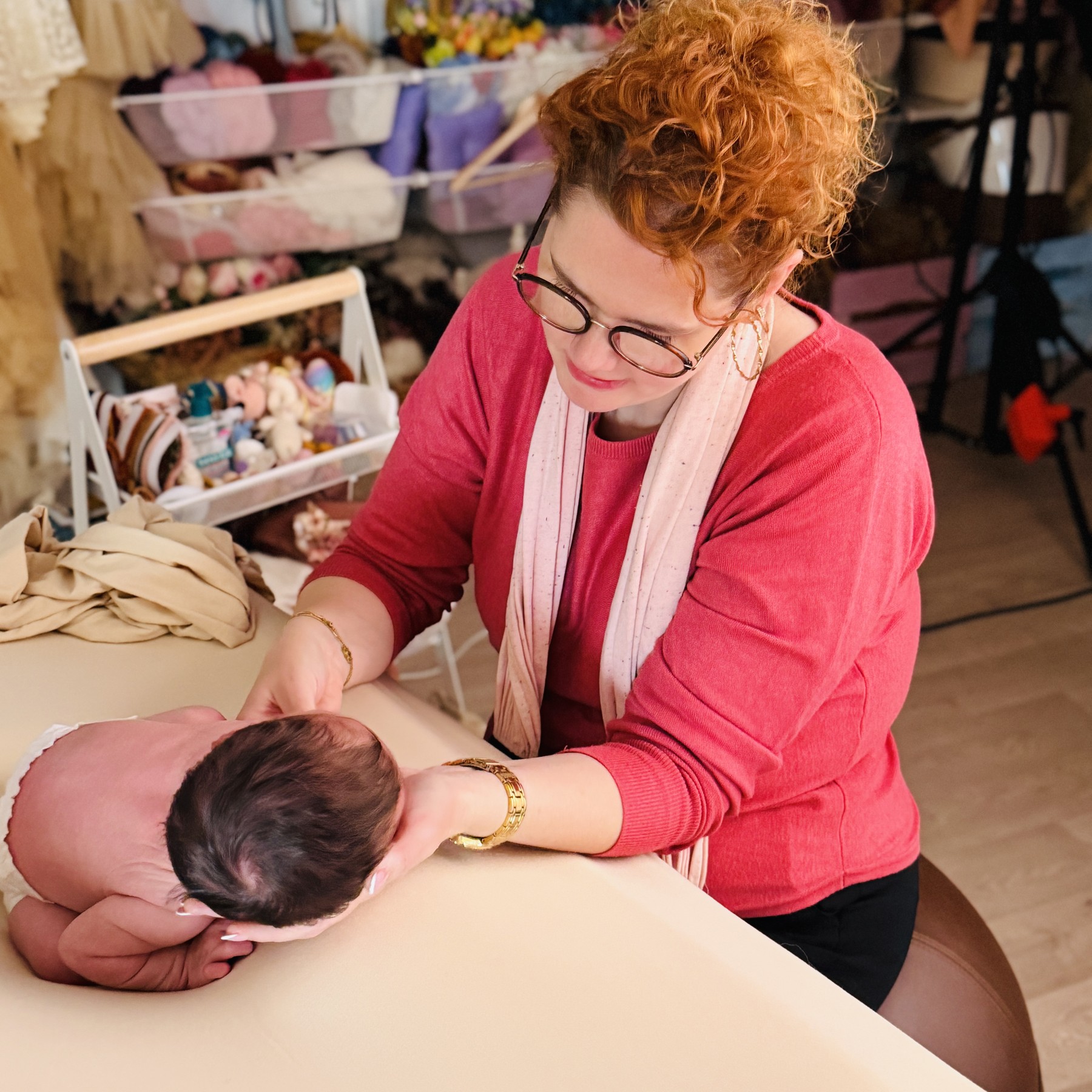 Jessica accompagne un nouveau-né pendant une séance Cocon Naissance